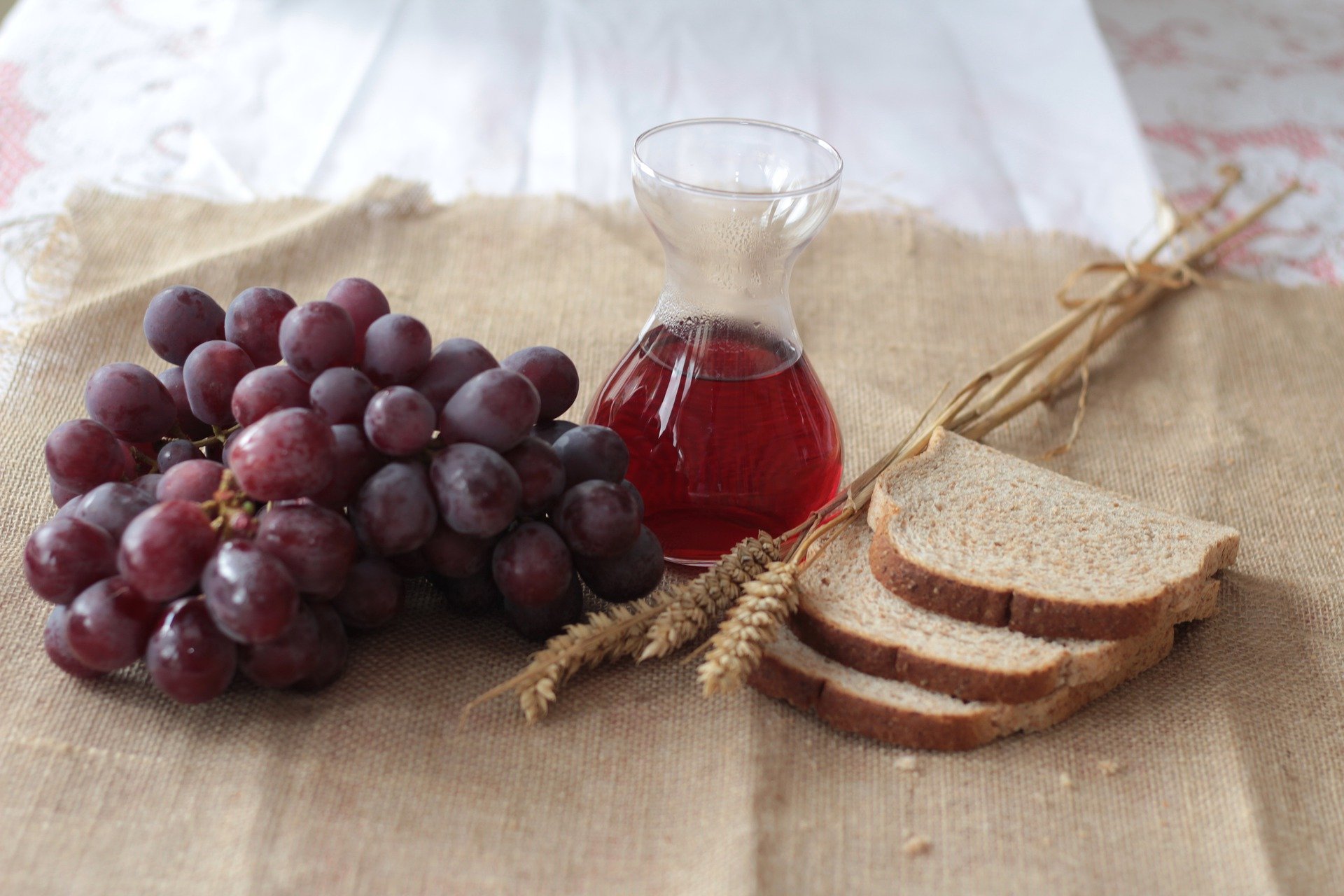 Abendmahl mit Trauben und Brot (c) Gini George auf pixabay