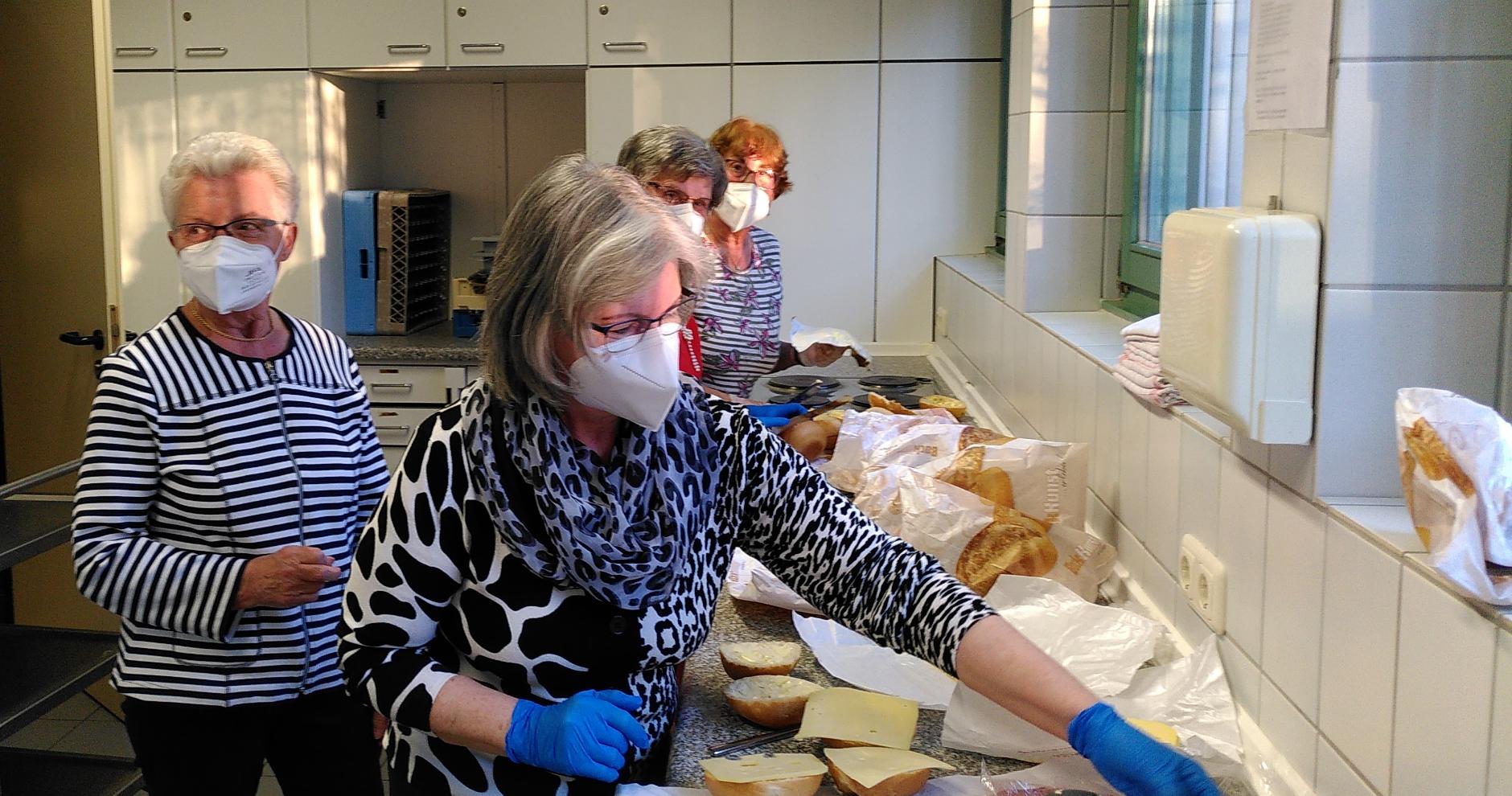 Fleißige Helferinnen bereiten die Brötchen zu