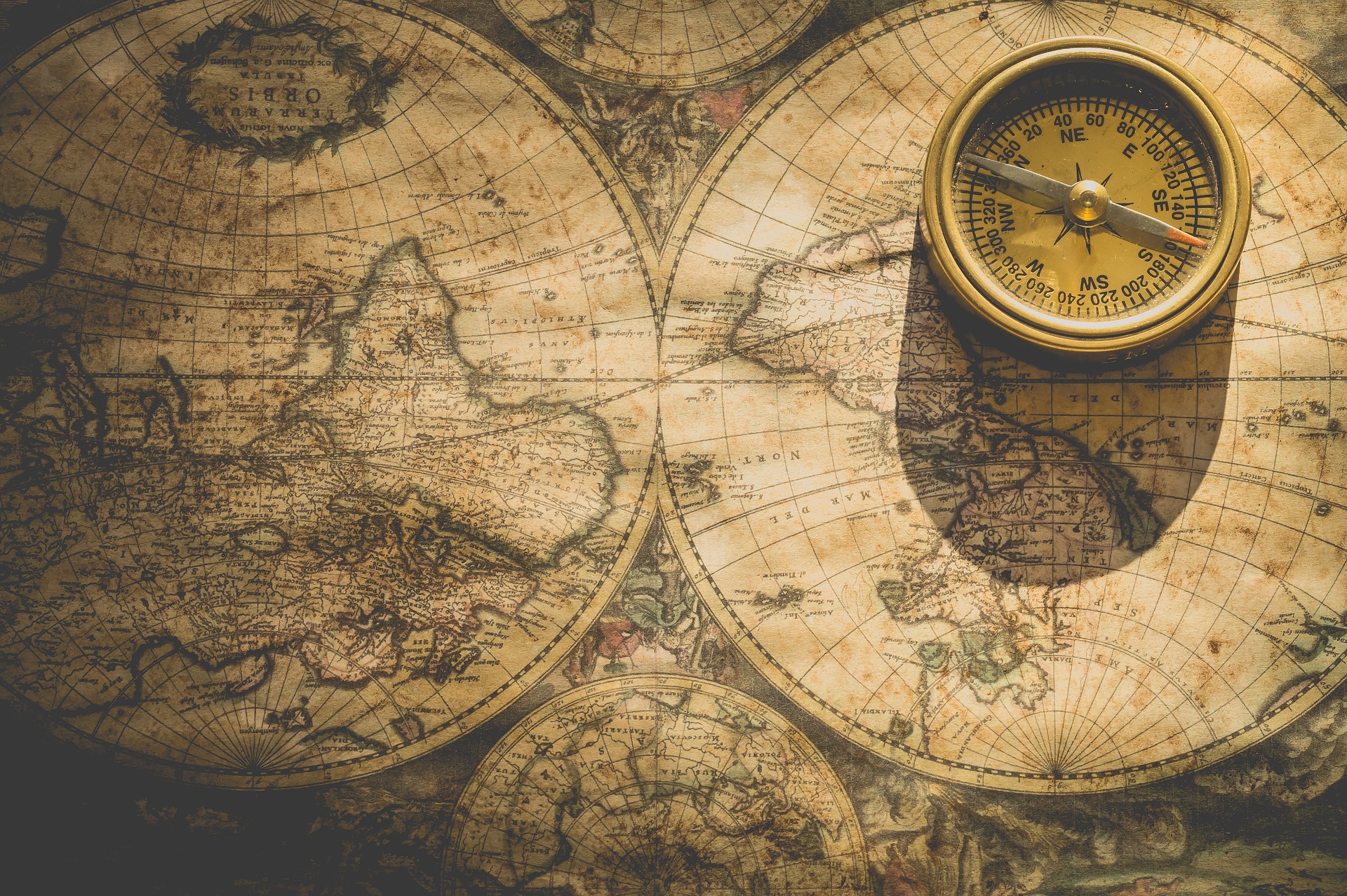 Kompass und Karte (c) Ylanite Koppens auf Pixabay